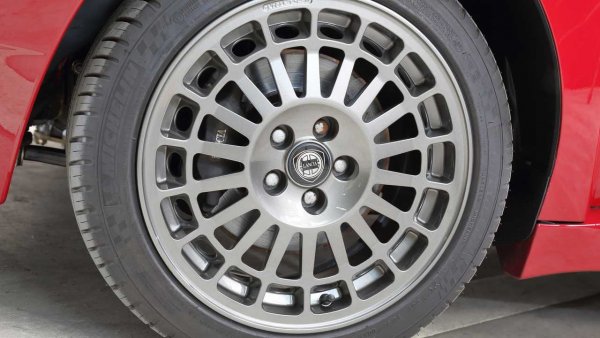 Тези колела може би нямат нужда от представяне, така както и колата &bdquo;обута&rdquo; с тях. Говорим за легендарните джанти Speedline за Lancia Delta HF Integrale от 1991 година, които сами по себе си също са икона и са били сред най-търсените аксесоари дълги години наред.