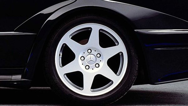 Още един модел, който не се нуждае от никаква презентация е известния Mercedes-Benz 190E 2.5-16 Evolution II, който дори и в наши дни продължава да възхищава феновете на марката, както и всеки автомобилен ентусиаст. Най-общо, всички обичаме мощното излъчване, огромния спойлер и характерните колела с 6 лъча, които са много представителни за модела.