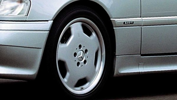 Още един модел на Mercedes-Benz и по-точно на AMG може бързо да бъде разпознат по колелата си със солиден дизайн, почти изцяло плътни. Говорим за първият C-Class, подготвен от компанията (тогава независима) от Афалтербах - C 36, представен през 1993 г. Тези знакови колела по-късно са използвани и при други модели, като например E 50 AMG от 1995.