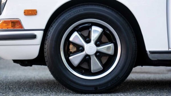 Известните колела, дело на Fuchs са икона за мнозина фенове на германската спортна кола. Джантите са били слагани на 911 много години и са използвани и за други коли на марката, като например Porsche 914. Първата им поява е през 1966 година, в Porsche 911 S, с двутонална окраска.