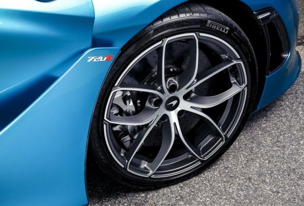 Това е 2-местна суперкола със задно задвижване и изключителни възможности. Тя се задвижва от 4,0-литров V8 с две турбини, който позволява ускорение от 0 до 100 км/ч за 2,7 секунди и максимална скорост от 340 км/ч. Той се предлага с 5 вида лети алуминиеви джанти с по 5 гайки. Те са проектирани така, че да се виждат спирачните апарати.