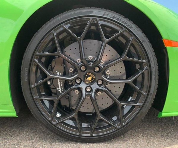 Оборудван с масивен 5,2-литров V10 двигател, способен да доставя 640 к.с., тази двуместна италианска суперкола вдига 100 км/ч от място за 2,5 секунди и развива 320 км/ч. Те са 20-цолови с 5 спици и са оформени в 6-ъгълна форма. Колелата са закрепени с 5 болта и са боядисани в блестящо сиво, като няма шанс да останат незабелязани.