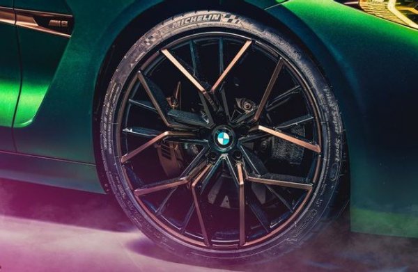 Представеното преди година BMW M8 с 4 врати се задвижва от 4,4-литров V8 бензинов двигател с двойно турбо, който доставя 625 к.с. на четирите колела. Мощният двигател на автомобила е достатъчен, за да може M8 да развие 250 км/ч (305 км/ч с допълнителен пакет M Driver's Package). Неговите 20-цолови джанти са от алуминий, като имат 5 двойни спици и 5 болта за закрепване.