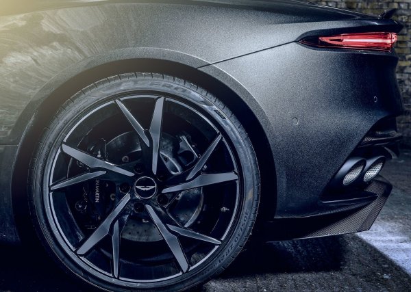 Стилното купе със задно предаване се задвижва от масивен 5,2-литров битурбо V12 двигател с мощност от 725 к.с., като максималната скорост е 340 км/ч. За да съответства на формата на автомобила, която е подчинена на аеродинамиката, Superleggera се предлага с леги джанти с размер 21 цола. Те са с по 2 спици, като са изработени от кован алуминии, комбиниран с потъмнено сребро.