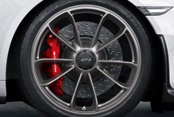 Тази версия на Porsche 911 има 3,8-литров двигател, който позволява ускорение до 100 км/ч от място за 3,3 секунди и развиване на 315 км/ч. Спортното купе е оборудвано с 20-цолови джанти с 5 двойни спици и сребърно покритие. Те са така проектирани, че да не прикриват големите спирачни апарати. Уникална характеристика на 911 е наличието на централна ключалка на колелото вместо обичайните болтове на колелата. Тя прави колата по-балансирана.