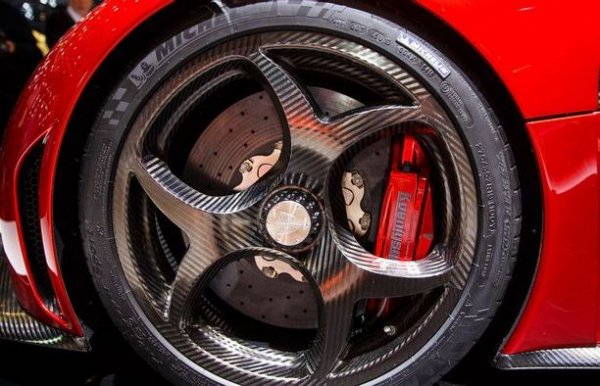 С три електрически мотора, подкрепящи 5,0-литров битурбо V8 двигател, Regera развива 1500 к.с. Тази хиперкола ускорява от 0 до 100 км/ч за 2,8 секунди и постига максимална скорост от над 400 км/ч. Предните колела са 19-цолови, а задните &ndash; 20-цолови, като са закрепени с централна ключалка. Изработени са от кухи въглеродни влакна, колелата на Regera имат отличителен дизайн, който е по-здрав и по-лек от другите. 