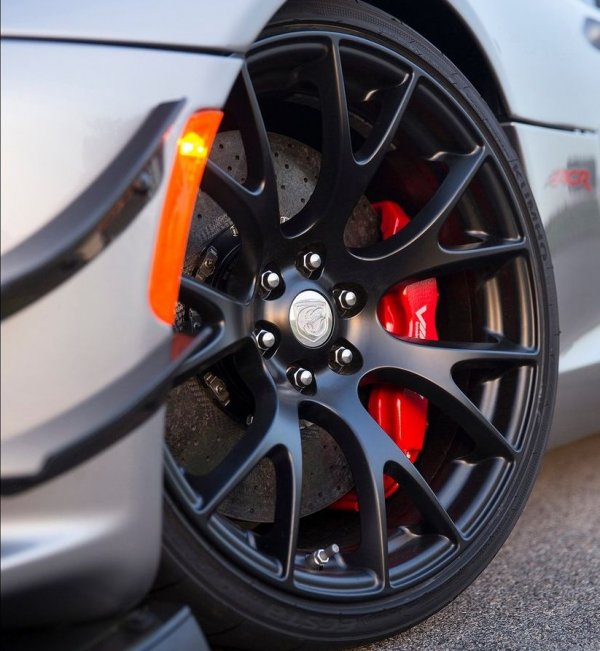 Двуместната кола със задно предаване се задвижва от голям 8,4-литров V10 двигател с мощност 653 к.с., който позволява развиване на 283 км/ч. Всичко по автомобила е с високо качество, като това важи и да комплекта 19-цолови джанти със 7 спици в Y-дизайн. Кованите алуминиеви джанти са украсени с покритие от черна гланцова боя, което го прави едни от най-забележителните изобщо.