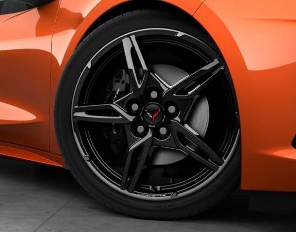 Двуместният Corvette разчита на двигател, който го изстрелва до 100 см/ч за 2,9 секунди и развива 312 км/ч. Суперколата се предлага с 19-цолови предни и 20-цолови задни джанти. Те са опростени, но и много елегантни, като са направени от алуминий и се закрепват с 5 болта. Сребърната боя върху тях им придава напълно завършен вид.