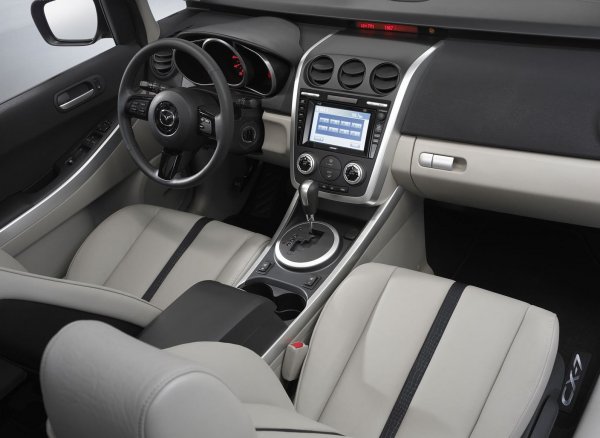 При двигателите най-проблемен е турбомоторът с обем 2,3 литра. Той е с турбокомпресор BorgWarner K04, чийто ресурс често е едва около 50 000 км. И тук Mazda отстранява слабостите по агрегата след 2009 година.