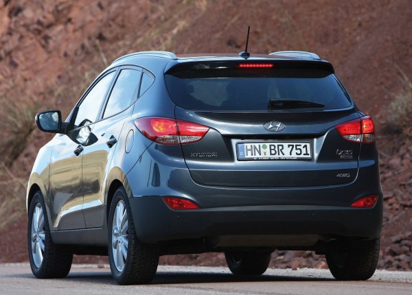 Като цяло двигателите на Hyundai ix35 са надеждни и не създават проблеми на собствениците на кросоувъра. При версията с 2,0-литров бензинов мотор (G4KD) със 150 к.с. няма хидравлични компенсатори, така че често трябва да се коригират хлаавините на клапаните, тъй като се появява досаден шум в салона.