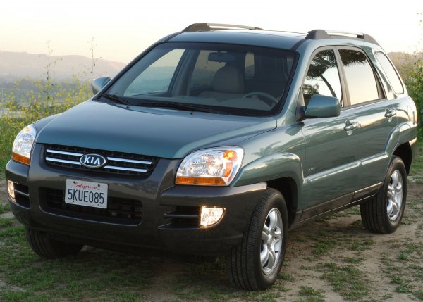 В случая е обърнато внимание на второто поколение на модела, което се появи през 2004 година. Той е на платформата на Hyundai Tucson с предно предаване и възможност за автоматично включване на задния мост. Слабите места на кросоувъра са свързани най-вече с окачването и със спирачната система, която също не е никак надеждна.