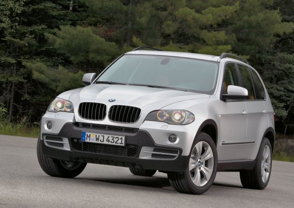 В случая експертите посочват второто поколение на баварския кросоувър (E70), което се произвежда през периода 2006-2013 година. Основните забележки при него са към надеждността на двигателите, която не е на високо ниво. Най-често срещан е течът на масло. Изключение прави единствено 3,0-литровият дизел.