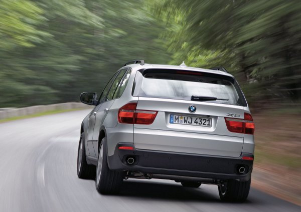 Собственици на модела се оплакват и от ангренажната верига, която може да се скъса преди достигане на пробег от 150 000 км. Предното окачване също търпи забележки, като проблемът с неговото износване се появи при предшественика на E70, но така и не беше отстранен.