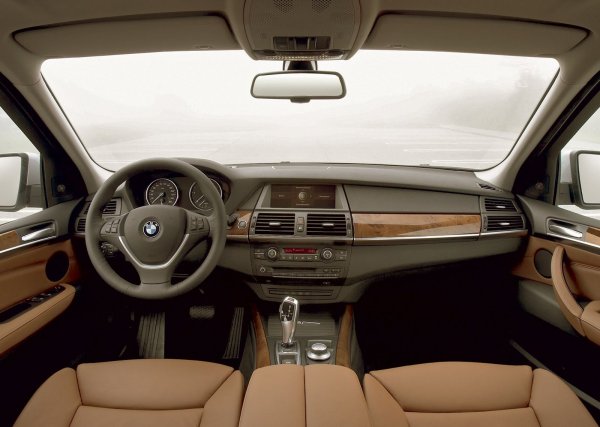 Дефект при модела след 2010 година е и събиране на влага в задните светлини. Като цяло обаче най-голямата забележка е скъпият ремонт и обслужване на автомобила.