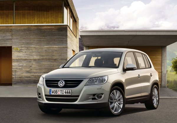 Лидер в тази група е първото поколение на Volkswagen Tiguan, чието първо поколение се появи на пазара през 2007 година. Кросоувърът се възползва от отличната репутация на марката и бързо успя да се наложи, но и той си има своите "детски болести", които се появиха още в самото начало.
