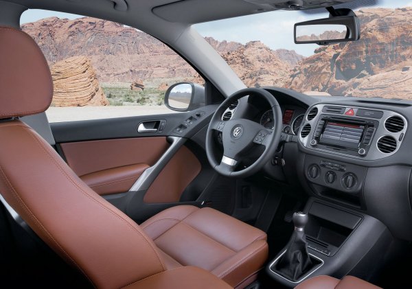 Преселективната скоростна кутия DSG също дава дефекти, тъй като е податлива на прегряване. Затова при нея обслужването трябва да редовно. Отбелязва се и проблем със системата Haldex на задния мост, като нейната помпа често излиза от строя преди достигането на 100 000 км.