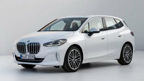 Германците са извършили 8 сервизни акции на 12 модела. При BMW 2 Active Tourer (произведени между 7 юли и 27 септември 2022 г.) вратата може да се отвори неволно в случай на страничен сблъсък, увеличавайки риска от нараняване на пътниците в автомобила в случай на втори удар или последващо преобръщане.