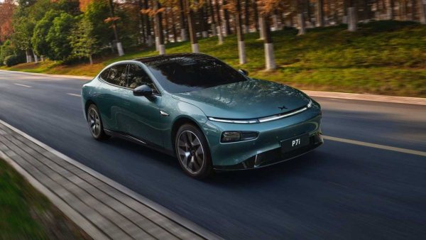 Китайски електрически седан, управляван от трикратния национален шампион Кси Ксиние, постави рекорд за най-бързо преминаването на трасето 99 завоя &ndash; серпентина в планината Тианмен. Автомобилът старира на надморска височина от 200 метра, за да финишира на 1300 метра.