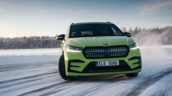 Електрическият кросоувър счупи два дрифт рекорда. Автомобилът, управляван от британеца Ричард Мийдън, преодоля 7350 метра в непрекъснато контролирано занасяне. За целта беше подготвен кръг с диаметър 60 метра върху леда на шведското езеро Стортямен. За 15 минути и 58 секунди пилотът завъртя 39 пъти, като &bdquo;максималната скорост&ldquo; достигна 49 км/ч.

Според производителя, колата е показала най-дългия непрекъснат дрифт върху лед за всички автомобили като цяло и за електрическите автомобили в частност.