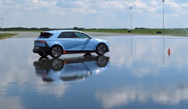 Eлектрическият кросоувър изпреварва само с една бройка по-необичайния като дизайн Ioniq 6. Тук сме включили и спортния Ioniq 5 N, на който се падат точно половината от тези 22 регистрации. Все пак моделът отчита 22% спад на фона на миналата година. 
