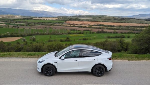 През миналата година това бе най-продаваната електрическа кола на частни клиенти у нас. Сега обаче Model Y отчита 37%, най-вече свързан с обновяването на вътрешния конкурент Model 3. 
