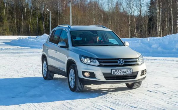 Гамата двигатели TSI/TFSI с компресор от семейството EA111 се появи през 2005 г., като специално моторът 1.4 TSI бързо се превърна в един от най-популярните в Европа. Той предлага някои иновативни решение, но те не са подкрепени с висока надеждност. Сред проблемите му са разтягане на веригата, причинено от лошия дизайн на обтегача, което обикновено води до среща на клапаните с буталата. Освен това, моторът е известен с повишения разход на масло и течовете на антифриз.