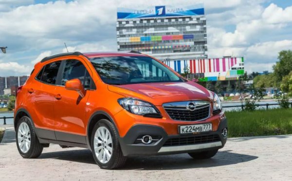 Този бензинов двигател A14NET с компресор често се среща при Opel Mokka, но всъщност е на Chevrolet. Той е 1,4-литров със 140 к.с. и се произвежда от 2009 г. Като ресурс не е лош, но след няколко години започва да дава проблеми. Агрегатът е много шумен, което понякога означава повреди на фазовия регулатор или на охладителната помпа, която наистина се износва много бързо. Освен това, капаците на клапаните и маслените уплътнения на коляновия вал текат, системата за вентилация на картера бързо се запушва, а турбината излиза от строя още при малък пробег.