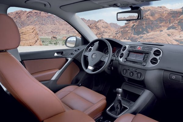 Кокпитът е функционален, без излишни емоции - вътре се откриват елементи от Golf, Golf Plus и Passat