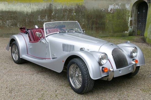 Morgan Roadster, 2 или 4 места, мотори от Ford (R4/145 к.с. и V6/223 к.с.) от около 50 000 евро
