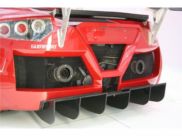 Спортиста е стъпил здраво на земята, чрез гуми с размер 255/35 ZR 19 - отпред и 345/35 ZR 19 - отзад