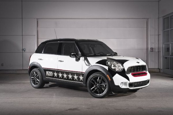Четири Mini Countryman изрисувани в стила KISS. Създадени са с благотворителна цел за децата на Япония, пострадали от земетресението и последвалото опустошително цунами.