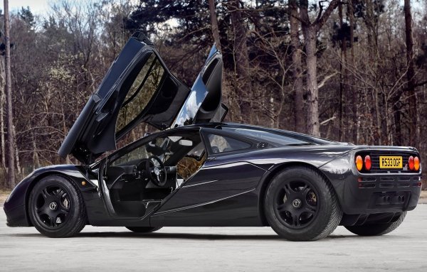 Винаги обаче е имало съмнения, че оборудваният с V12 мотор на BMW с мощност 627 к.с. е по-бърз по права линия. И това беше доказано на 31 март 1998 година, когато McLaren F1 излезе на тестовата писта на Volkswagen в Ера-Лезинг.

Инженерите преместиха червена зона от 7300 на 8300 об/мин и сложиха зад волана един от най-добрите пилоти от сериите "Льо Ман" - Анди Уолъс. Той успя да развие 391 км/ч (средна скорост в двете посоки 386 км/ч). А дори 3 десетилетия след появата му F1 си остава най-бързият сериен автомобил с атмосферен двигател.