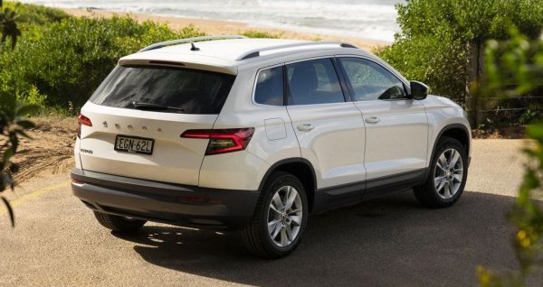 Среден процент проблеми: 5,3%
Среден пробег: 62,000 км
Това е нещо нечувано: заемалата в миналото места в златната среда Skoda сега има цели два модела в Топ 20. Karoq, който е на пазара още от 2017, се държи прилично, ако не броим сравнително чести проблеми с електрониката. Претърпял е 10 сервизни акции, но за сравнително дребни неща, като недобре крепящи се подглавници на задните седалки, напукани крепежни елементи за шофьорското място и недобре закрепена плочка на спирачния педал. 
