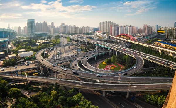 Транспортният възел Оямадзаки е наречен &bdquo;най-завързаният&rdquo; в Япония, тъй като, за да поеме в дадена посока, водачът трябва да направи няколко пълни кръга, което често води до дезориентация.
Конструкцията тук действително е доста сложна, като се има предвид, че става дума само за 2 платени матистрали, които се пресичат с няколко местни шосета.
