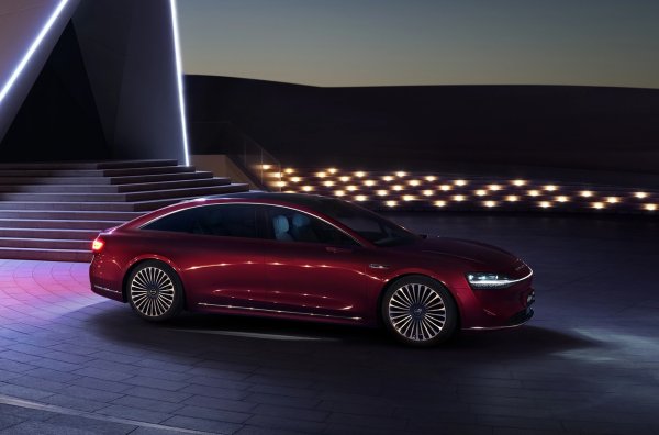 Марката Stelato (част от алианса HIMA, Harmony Intelligent Mobility Alliance, създадена от Huawei и BAIC BluePark) засега има само един модел, но той е наистина забележителен. Флагманът S9 поема големите немски модели и е опакован по последна мода. Изборът е ограничен до електрическо превозно средство с един двигател на задната ос или превозно средство със задвижване на всички колела с два агрегата. Тяговата батерия е 100 kWh, като предлага съответно 313 к.с. и 530 к.с. 