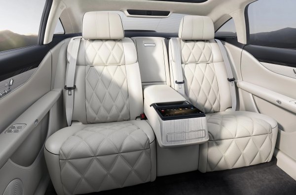 Ако опитът да се конкурирате със световните лидери ви изглежда жалко, тогава вижте салона на този автомобил Неговият дизайн, декорация и богато съдържание моментално ще разсеят всякакви съмнения. Stelato S9 получава кожена тапицерия от напа, вложки от естествено дърво, отопление, вентилация и масаж на всички седалки, аудио система Huawei, интелигентна система за шофиране Huawei Qiankun ADS 3.0, базирана на изкуствен интелект.