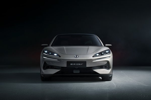 Премиум марката, основана някога от BYD и Daimler, първоначално беше оставена в сянка, но наскоро започна да се развива. Пълноразмерният Shooting Brake Z9GT, който е дълъг доста над пет метра, и по-стриктно проектираният като купе седан GT предизвикаха фурор. И двата автомобила демонстрират колко силни са китайците сега в луксозния сегмент. От дизайна на екипа, ръководен от главния художник Волфганг Егер, до технологията и вътрешното покритие.