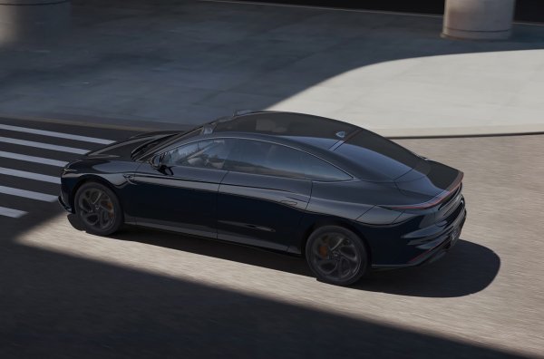 Марката IM (Intelligence in Motion), резултат от сътрудничеството между автомобилния концерн SAIC и интернет гиганта Alibaba, обикновено не е добре известна и не е сред популярните, въпреки че седанът L7 със сигурност заслужава внимание. По-специално неговият футуристичен интериор - волан във формата на състезателно колело, уникална архитектура на предния панел с &bdquo;цифров кокпит&ldquo;, който се състои от дисплей буквално от колоната (диагонал - 26,3 инча) до колоната и 10,5-инчов централен монитор.