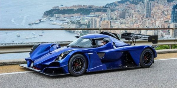 Praga е една от историческите марки в Чехия, която се е развивала в продължение на повече от един век. Тя е създадена още през 1907 година, като произвежда от селскостопански машини до самолети. През 90-те години фирмата беше модернизирана, като включи в гамата си мотоциклети и камиони.