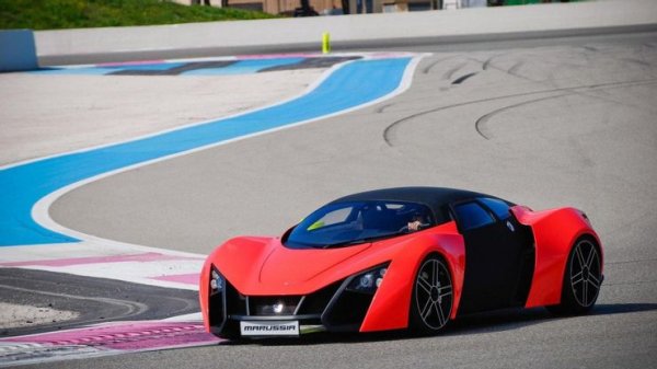 Всъщност, двете машини са технически идентични, като са изградени на лека алуминиева рама, имат карбонова каросерия и се задвижват от двигател с 450 к.с. Компанията-производител направи всичко възможно, за да повиши имиджа си, като дори си купи отбор във Формула 1, но в крайна сметка всичко приключи през 2014 година. Тимът беше продаден, а проектът Marussia - закрит.