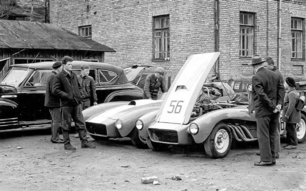 През 1961 година ЗИЛ получава разрешение да направи спортна кола и така се ражда 112S, която е оборудвана с редови мотор с цилиндъра, развиващ мощност от 270 к.с. Моторът всъщност е от една от лимузините на ЗИЛ, като са направени само две бройки от спортната машина.