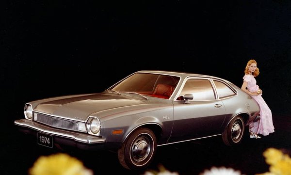 Как наричаме кола, която се проваля още на първия си краш тест? Провал? Или ни трябва по-силна дума? Нещото, с което Ford Pinto е най-прочут и до ден-днешен, е, че при удар със скорост от 40 км/ч е склонен буквално да ви убие. Резервоарът на колата се пука при удара, което може да предизвика фатален пожар. Това се случва при удар отзад, а изобщо не споменаваме, че при 50 км/ч, предницата на другия автомобил достига чак до задните седалки. 
