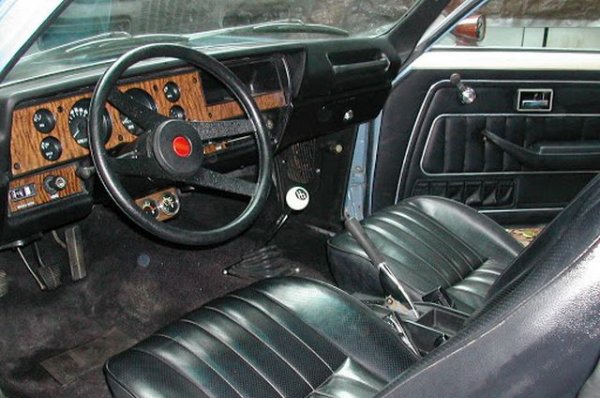 Последната така и не стигнала до серийно производство, а колата бързо се доказала като крайно ненадеждна и с доста компромисна безопасност. Петролната криза от 1973, принудила производителите рязко да преминат към набързо пригодени по-икономични двигатели, също не допринася за надеждността на Vega. 
