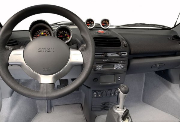 Когато колата излезе преди повече от десет години, среден разход от около 7 л/100 км не беше никак зле, но сега човек може да се сдобие със комфортен седан с багажник, който ще реализира не по-лоша консумация. 
Има и друг проблем: това е миниатюрна и сравнително бедно оборудвана градска количка, чиято поддръжка и резерни части обаче са по ценоразписа на Mercedes. Цяло чудо е, че марката изобщо оцеля след катастрофалното първо поколение. 
