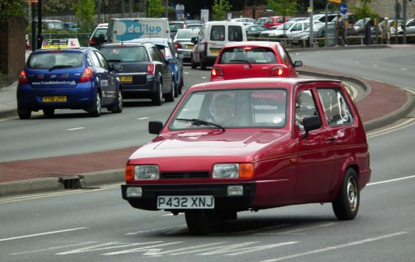 Това е колата, с която е по-лесно да се обърнеш, отколкото да превишиш ограничението на скоростта. Отпред има само едно колело, а купето е изработено от фибростъкло. Мощността пък би отивала повече на миксер, отколкото на автомобил. Robin е чаровен, но далеч не е успешен автомобил.
