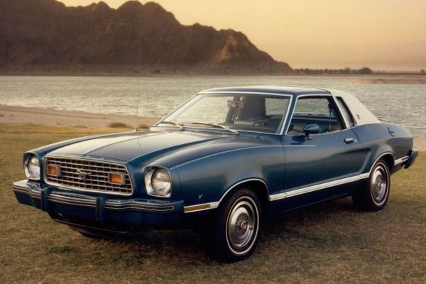 Представете си кола, базирана на опасния и недодялан Pinto, но продавана на горките клиенти, надяващи се да се докоснат до иконата Mustang. Високите цени на горивата в Щатите по това време буквално връзват ръцете на Ford, които са принудени да пуснат на пазара нещо с името Mustang, но отговарящо на нуждите на новото време. 
