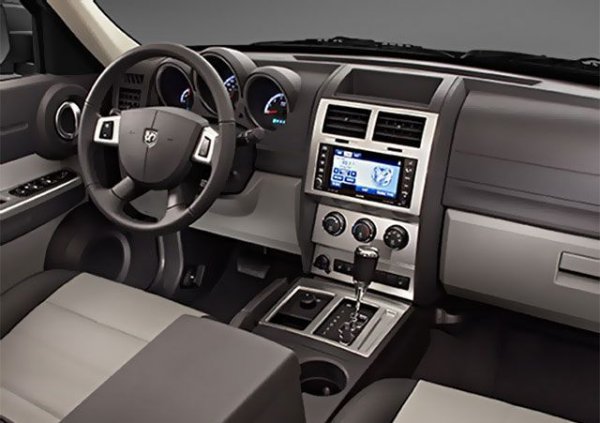 Моделът на Jeep има теглителна способност от 2270 кг, но същият показател при Nitro необяснимо защо е намалял до едва 900 кг. Добавете към това неадекватен и крайно непрактичен дизайн, и ще разберете защо Nitro се спомина скоропостижно, след няма и пет години на конвейера. 
