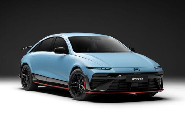 Спортните автомобили са мечтата на всеки автомобилен ентусиаст. Тазгодишната челна тройка беше по-разнообразна от всякога, като BMW M2 CS, Chevrolet Corvette E-Ray и Hyundai Ioniq 6 N стигнаха до финала.
А победител стана Hyundai Ioniq 6 N. Той следва примера на Hyundai Ioniq 5 N, който беше обявен за Световен спортен автомобил за 2025 г.