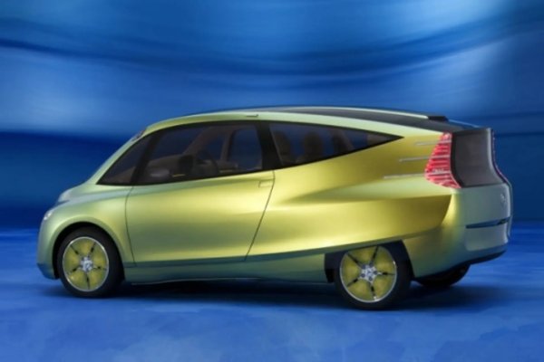 Опростените форми на съвременните автомобили са вдъхновени от структурата на каросерията на риби и птици, което помага за намаляване на съпротивлението на въздуха и подобряване на горивната ефективност. Концептът Mercedes-Benz Bionic е проектиран в стила на риба гущер, а силуетите на суперавтомобилите наподобяват очертанията на хищни птици.