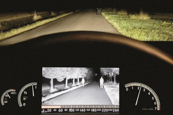 Технологиите за нощно виждане, които използват термовизионни камери, работят на същия принцип като зрението на котките. Специален отразяващ слой подобрява възприемането на обектите на тъмно.